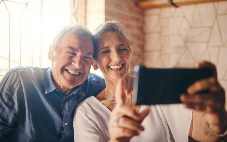 Zwei Senioren machen ein Selfie